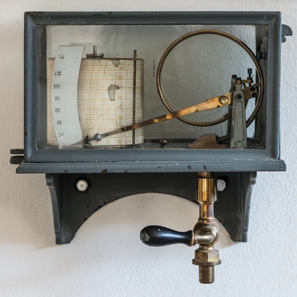 Oude retro hygrometer weerstation op de muur — Stockfoto