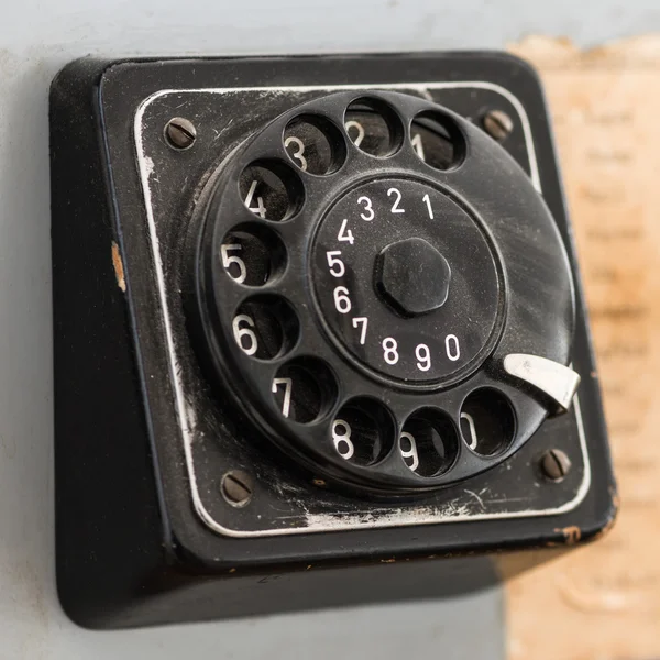 Staré černé šťouchnout ciferník s počtem retro telefon — Stock fotografie