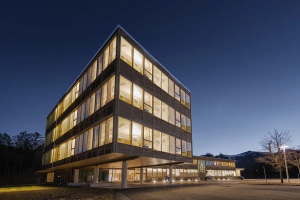 Edificio de oficinas sostenible de madera enorme al amanecer — Foto de Stock