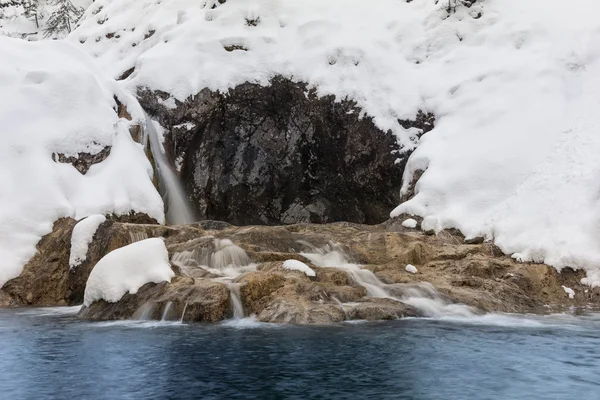 Agua corriente en stuibenfalls con nieve en invierno — Foto de Stock