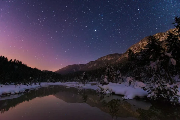 Lago di Riedenersee di notte con stelle in inverno — Foto Stock