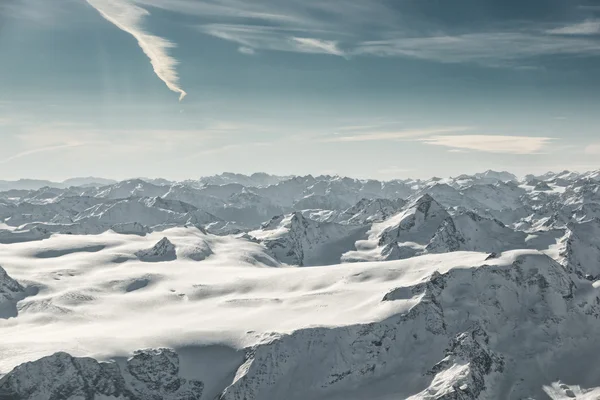 Avusturya dağlarında büyük snowfield ile üst üzerinde — Stok fotoğraf