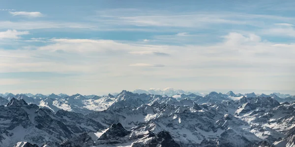 Vârfuri stâncoase de munte înzăpezite în austria cu cer albastru tulbure — Fotografie, imagine de stoc