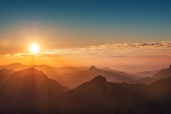 Barevný západ slunce na vrcholu rakouských horských Alp — Stock fotografie