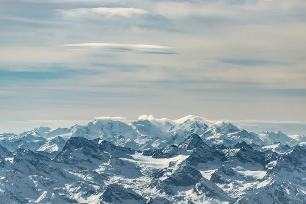 Riesige schneebedeckte Gebirgsketten der österreichischen Alpen im Winter — Stockfoto