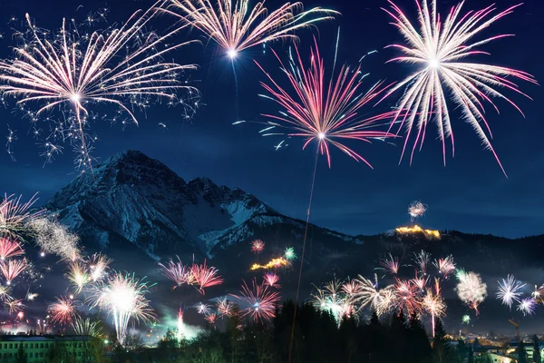 New Year's Eve tűzijáték jeleníti meg, az osztrák Alpok hegyi — Stock Fotó