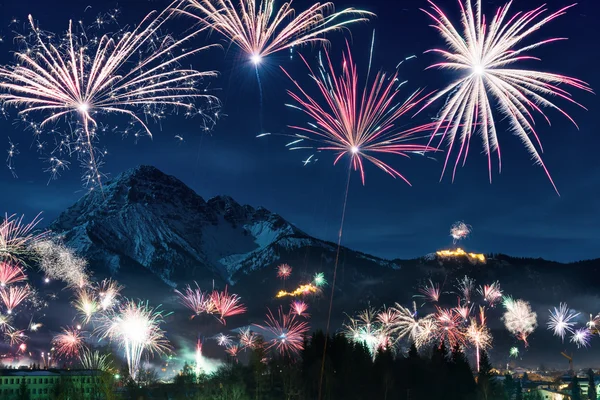 New Year's Eve havai fişek ekran içinde Avusturya dağ alps