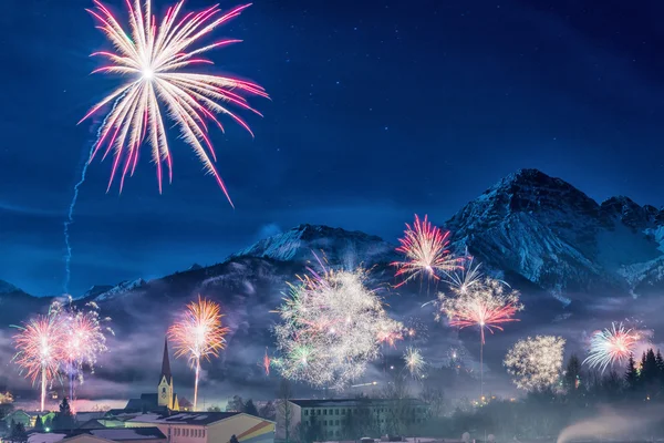 Feuerwerk zu Silvester in Österreichs schneebedeckten Bergen — Stockfoto