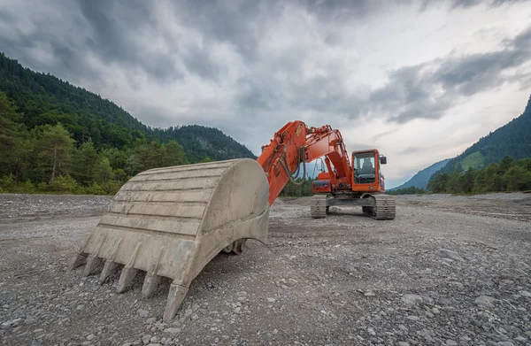 Těžká červený bagr s obrovským lopatou štěrk — Stock fotografie