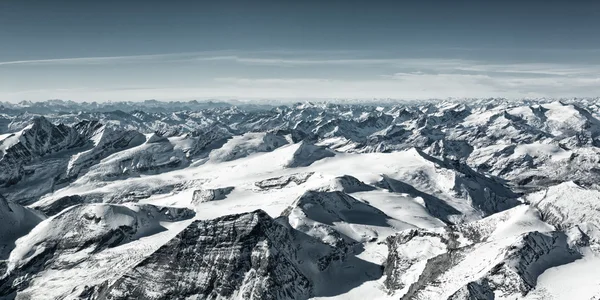 Viele schneebedeckte Berggipfel im Winter in Österreich — Stockfoto