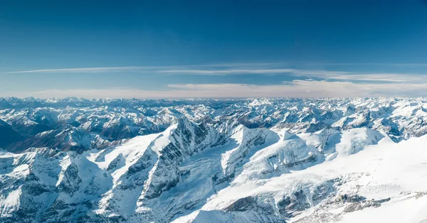 Schneebedeckte Berggipfel im kalten Tirol Österreich im Winter — Stockfoto