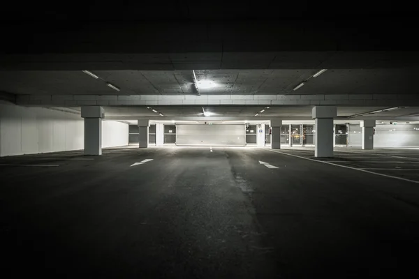 Garage sotterraneo con vista sulla porta sezionale — Foto Stock