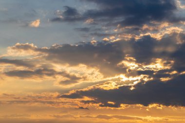 Gökyüzündeki dramatik bulutlar güneş tarafından aydınlatıldı.