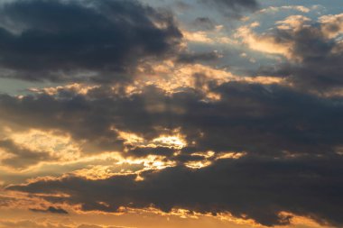 Gökyüzündeki dramatik bulutlar güneş tarafından aydınlatıldı.