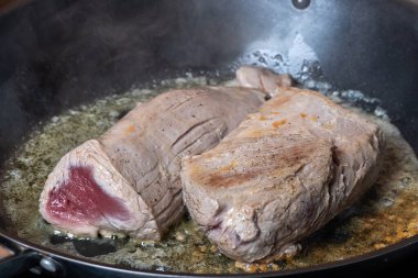 Tereyağında tavada kızartılmış domuz filetosu..