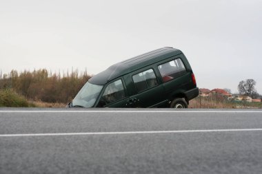 Yolun kenarındaki hendekte büyük bir minibüs kaza yaptı..