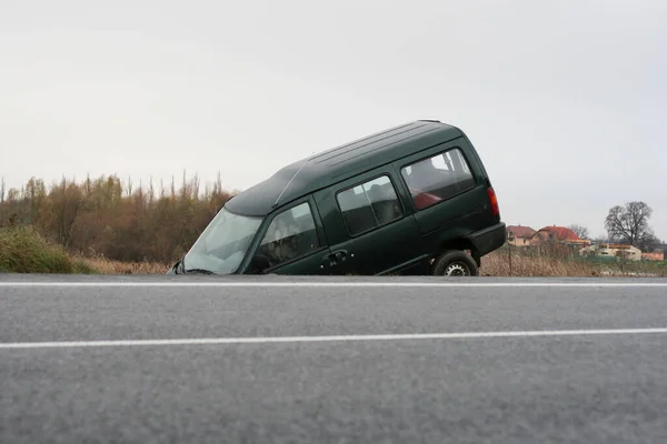 道路脇の溝に大きなバンが衝突 — ストック写真