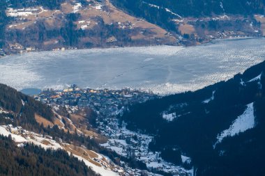 Karlı kasabanın ve Zell Gölü 'nün en üst manzarası. Avusturya' da görüşürüz..