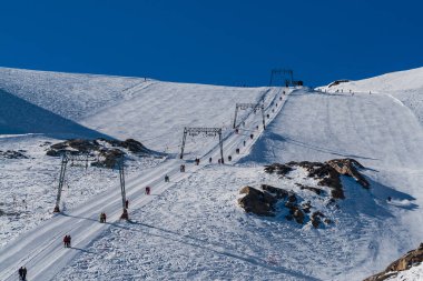 Avusturya 'daki karlı Kitzsteinhorn Kayak Yamacının 3029 metre yüksekliğindeki görüntüsü.