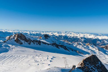Avusturya 'daki Kitzsteinhorn Kaprun' dan karlı dağların manzarası.