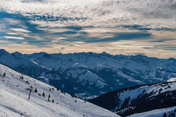 Snöiga Bergstoppar Zell See Österrike Bakgrunden Finns Blå Himmel Med — Stockfoto