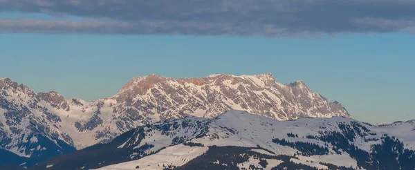 雪のビュー Zell AmのSchmittenスキー場で山のキャップを参照してください 背景には雲が立ち並ぶ美しい空 — ストック写真