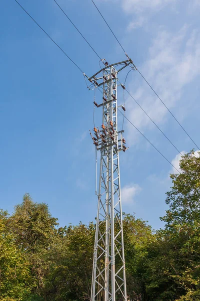 Mástil Metálico Alta Tensión Naturaleza Los Cables Eléctricos Atraviesan Mástil — Foto de Stock