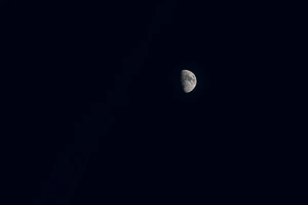 Felkelő Hold Egy Fekete Háttér — Stock Fotó