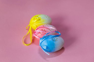 Süs olarak Paskalya yumurtası. Paskalya masasında süslenmiş Paskalya yumurtaları. Arka plan parlak..