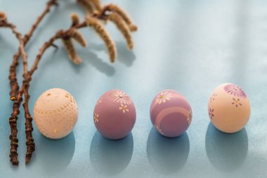 Süs olarak Paskalya yumurtası. Paskalya masasında süslenmiş Paskalya yumurtaları. Arka plan parlak..