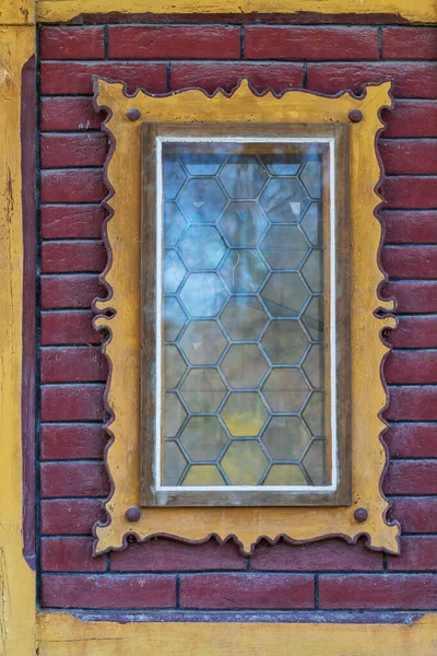 Stare Udekorowane Okno Wokół Okna Jest Drewniana Rama — Zdjęcie stockowe