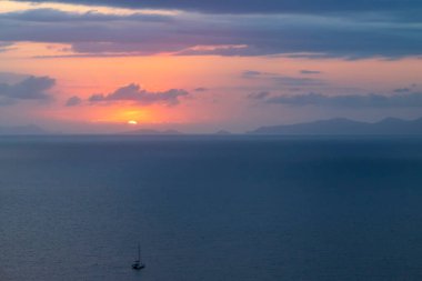 Yunanistan 'daki Santorini adasının üzerinde gün batımı.