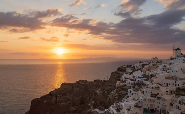 ギリシャのサントリーニ島の風景の上の日没 — ストック写真