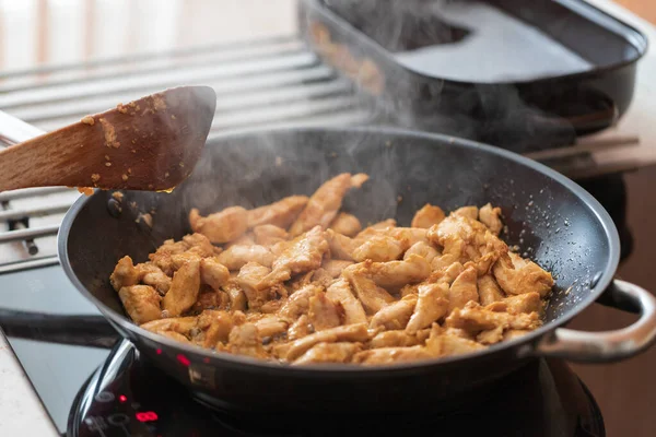 Pollo Cortado Envuelve Una Mezcla Especias Fríe Una Sartén — Foto de Stock