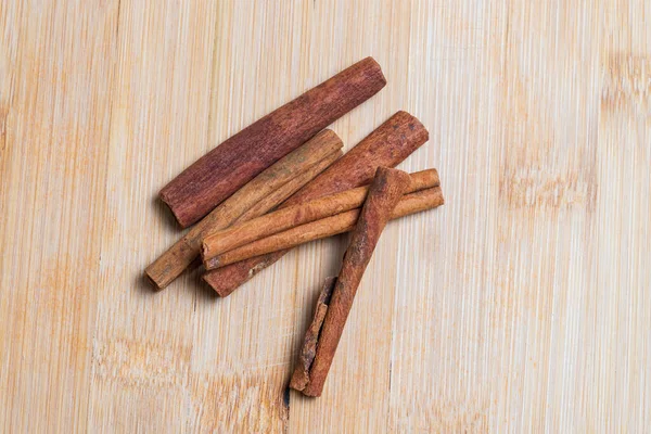 Whole Cinnamon Pile Wooden Board Flatlay Photo — Stock Photo, Image