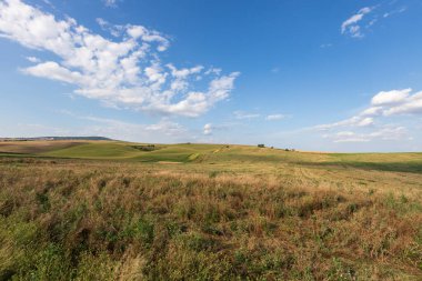Çek Cumhuriyeti 'ndeki Moravya Tuscany' nin güzel dalgalı manzarası. Mavi gökyüzü ve bulutlar.