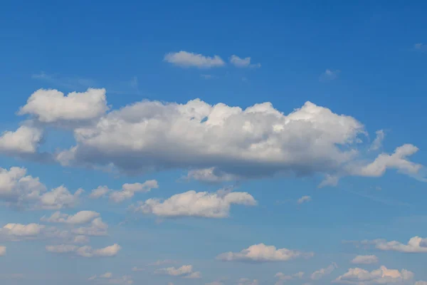 天気の良い日に白い雲と青空 — ストック写真