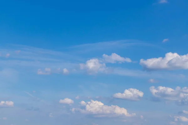 天気の良い日に白い雲と青空 — ストック写真