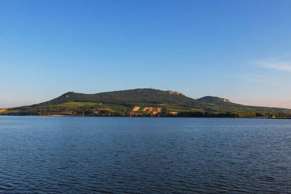 Вид Озеро Мусов Палаву Чешской Республике Заднем Плане Телевизионный Передатчик — стоковое фото