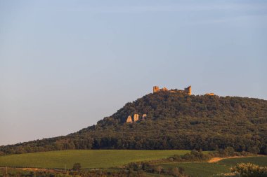 Çek Cumhuriyeti 'nin Güney Moravya bölgesindeki Palava bölgesindeki Devicky kalesinin kalıntıları. Gün batımında gökyüzünde bulutlar var..