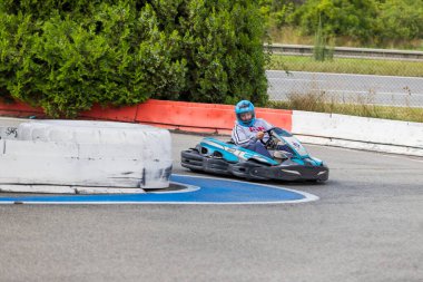 Brno, Çek Cumhuriyeti, 28 Ağustos. 2021 - Yarış pistinde go-kart kullanan insanlar. Eğlence için amatör yarışlar..