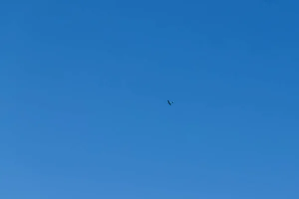 Small Plane Flies Air Background Beautiful Blue Sky Clouds — Stock Photo, Image