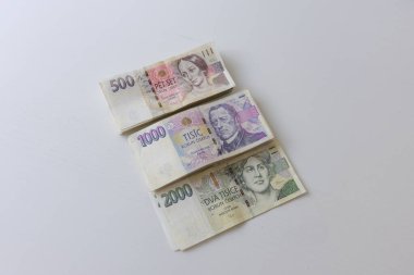 Çek Koruna Banknotları (CZK) Beyaz Arkaplanda Yığıldı