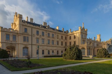 Çek Cumhuriyeti 'nin Moravya kentindeki Lednice-Valtice Kültür Peyzajı' nın (UNESCO Dünya Mirası Alanı) bir parçası olan Neo-Gotik Lednice Şatosu 'nun geniş açılı görünümü