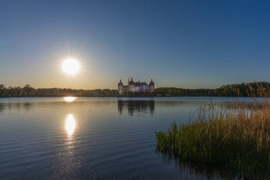 Güneş doğarken ya da batarken Moritzburg Şatosu Castle Pond 'un yüzeyine yansıyor. Saksonya 'daki muhteşem barok sarayı. Seyahat ve tarih.