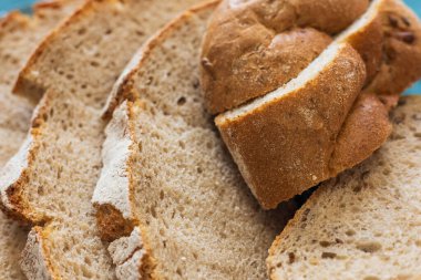 Tohumlu ve kabuklu taze doğranmış zanaatkar ekmeğinin yakın çekimi. Sağlıklı kahvaltı ve geleneksel fırın işçiliği.