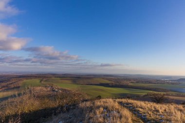 Palava manzarasının yeşil tarlaları ve bahçeleriyle kış manzarası. Güney Moravya, Çek Cumhuriyeti 'nin güneşli öğleden sonra manzarası.