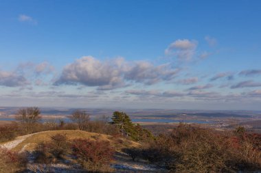 Nove Mlyny rezervleri ve Kızıl Şahin 'in kış Palava manzarası. Güney Moravya, Çekoslovakya Hafif karlı mavi gökyüzü altında.