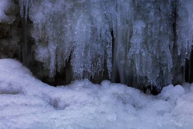 Çek Cumhuriyeti, Cvrcovice 'de dondurulmuş Weir. Gün batımında soğuk kış boyunca Jihlava nehri üzerinde büyük buz oluşumları, buz sarkıtları ve akan sular..