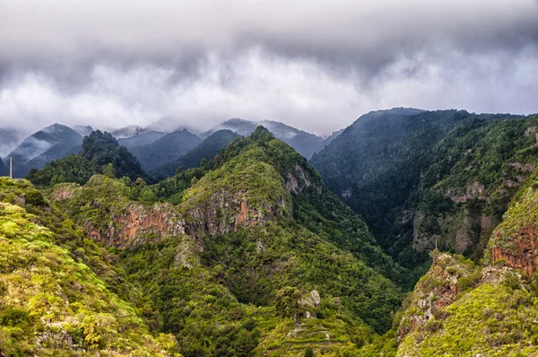 Güzel manzara dağlar üzerinde — Stok fotoğraf